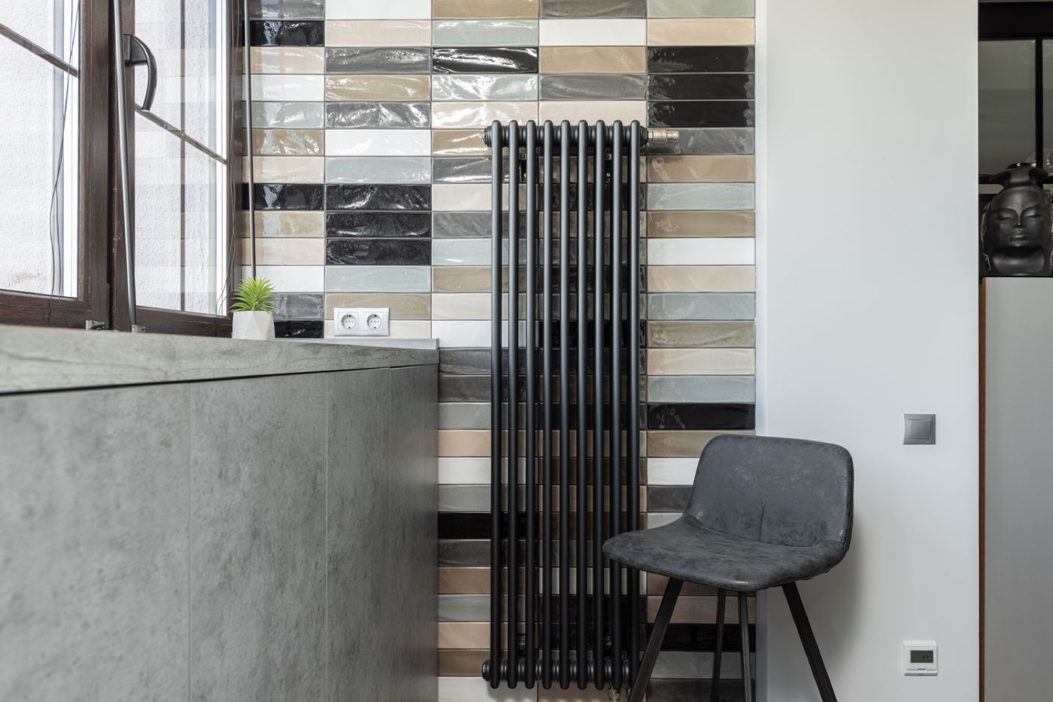 Radiateur design à colonnes noires dans un intérieur contemporain